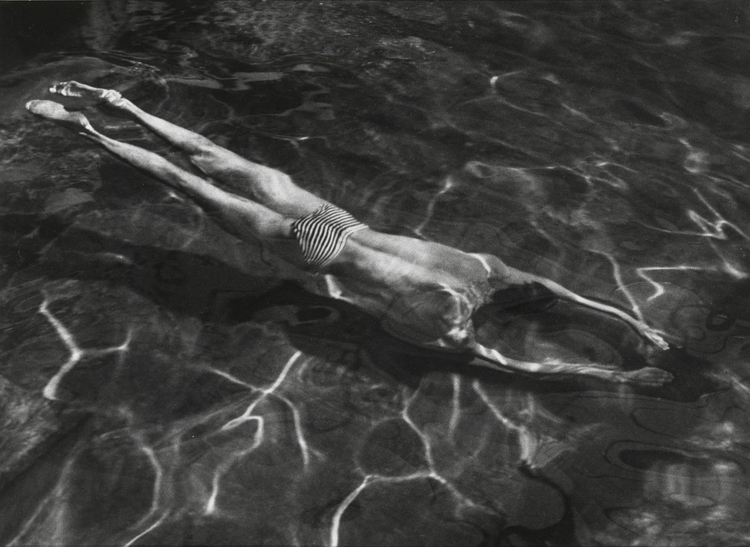 "Podwodny pływak" (1917), fot. André Kertész
